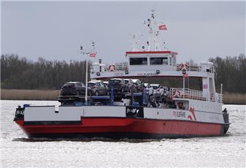 Die FRS Elbfähre «Wilhelm Kross» legt am Fähranleger an der Elbe an. Die Fähre pendelt zwischen Glückstadt und Wischhafen in Niedersachsen. 