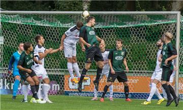 Die frühe Führung für den HSC: Oliver Warnke springt am höchsten und verlängert den Ball mit dem Hinterkopf zum 1:0 ins Netz.  