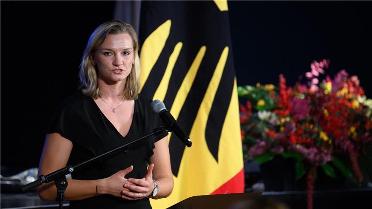 Die frühere Fußball-Nationalspielerin Alexandra Popp hält für die deutschen Olympia-Medaillengewinner die Dankesrede bei der Verleihung des Silbernen Lorbeerblatts.