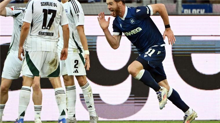 Die Führung für den KSC: Budu Siwsiwadse (r.) nutzt das Chaos in der Schalker Abwehr.