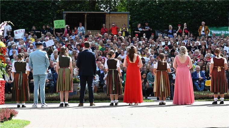 Die fünf Bewerberinnen und Bewerber stellen sich dem Publikum.