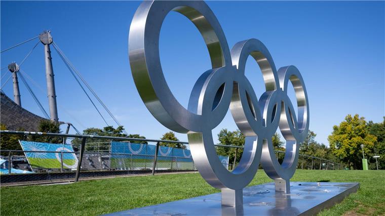 Wahllokale für Münchner Olympia-Bürgerbefragung geöffnet Die fünf ikonischen Ringe sind im Olympia-Park von München aufgebaut.