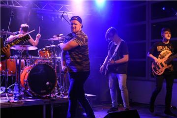 Die fünfköpfige Combo A Shade Higher pumpten ihren energiegeladenen Alternative-Pop-Punk durch die Boxen.
