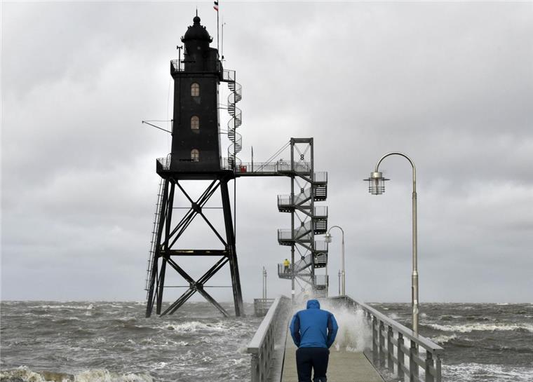 Die Füße des Leuchtturms Obereversand  standen komplett im Salzwasser. 
