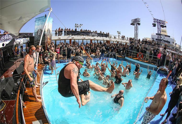 Full Metal Cruise XII: Zwei Kreuzfahrten und vier neue Häfen Auf einer Full Metal Cruise geht es ausgelassen zu.