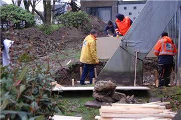Die Fundamente um die maroden Träger sind freigelegt. Nun wird um sie ein Korsett aus Stahl und Beton gebaut. 