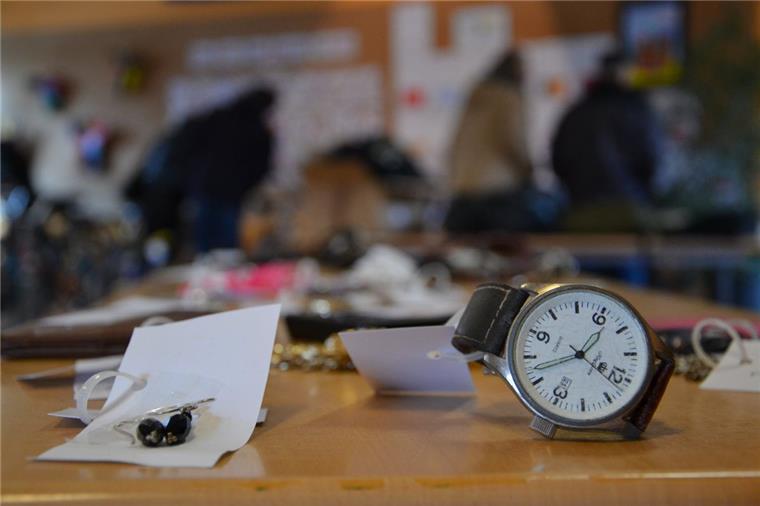 Zeven: Fundsachen kommen bei Stadtfest unter den Hammer Die Fundsachenversteigerung fand bisher immer am Nachmittag eines Werktags in der Grundschule Klostergang in Zeven statt.