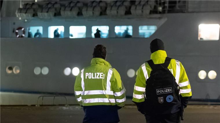 Die „Funny Girl“ läuft im Hafen von Büsum ein (Foto aktuell).