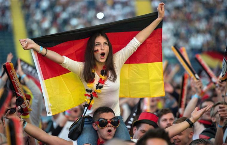 Deutschland - Italien: Hier gibt es Public Viewing Die Fußball-EM geht in die entscheidende Phase. Am Samstag, 2. Juli, wenn die deutsche Elf auf Italien trifft. gibt es das erste große Public Viewing in Bremerhaven. Hoffentlich haben die Fans dann allen Grund zum Feiern....