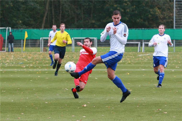 SFL Bremerhaven und TSV Wulsdorf erhalten Kunstrasenplätze Die Fußballer des ESC Geestemünde (links) und der Leher TS kennen die Vorteile eines Kunstrasenplatzes aus eigener Erfahrung. 2019 sollen zwei weitere Vereine in diesen Genuss kommen.