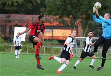 Die Fußballer des ESV Nordenham (schwarz-weiße Trikots und Torwart Christoph Müller) trainieren seit diesem Monat wieder.