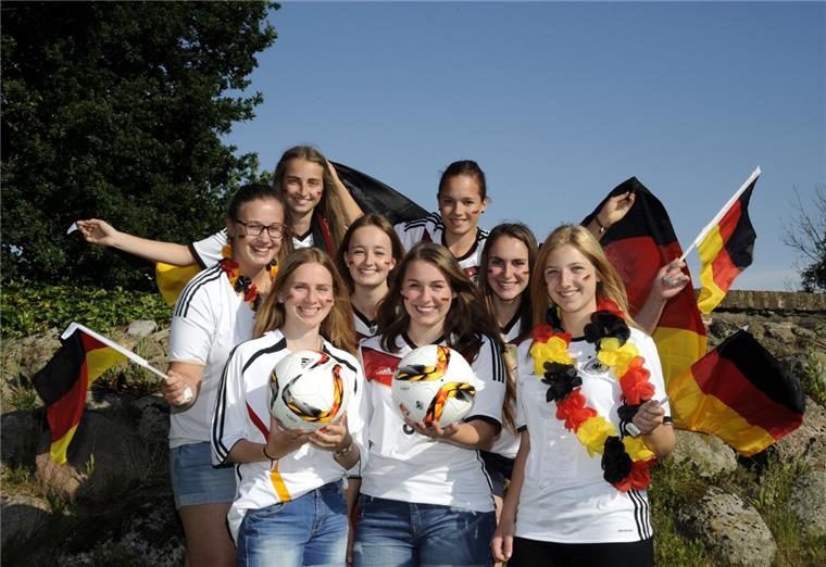 Nordsee-Zeitung sucht das NZ-Fan-Girl Die Fußballerinnen der U17 aus Bad Bederkesa machen Werbung für die Miss-Wahl: (von links) Inken Wittschieben, Tale Haesche, Johanna Nast, Lisa Pabel, Elena Rösner, Fenja Gutsche, Jennifer Novakovskij und Rieke Riemsmann.