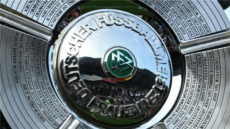 Die Fußballerinnen vom FC Bayern wollen sich wieder die Meisterschale sichern.