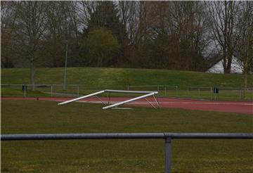 Die Fußballplätze – wie hier im Nordenhamer Plaatweg-Stadion – dürfen bis zum 19. April nicht benutzt werden. Ob die Fußballtore danach aufgestellt werden können?