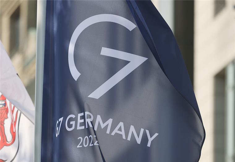Weltpolitik: G7-Außenminister treffen sich an der Ostsee Eine Fahne mit dem G7 Logo flattert im Wind.