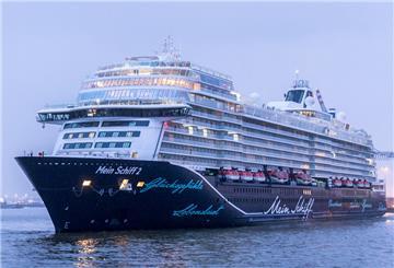 Die Mein Schiff 2 fährt auf dem Wasser. Das Kreuzfahrtschiff muss spontan die Route ändern. 
