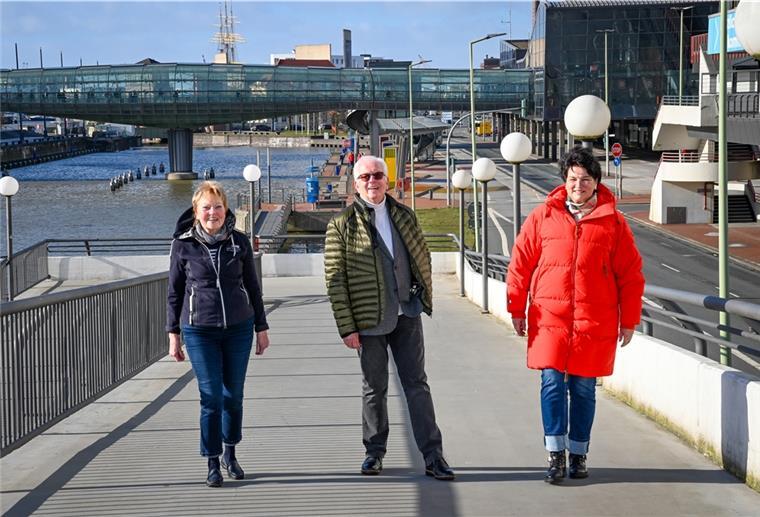 Die Gästeführer Dagmar Riepenhusen (re.), Marlis Hinze und Franz-Eckard Falck plaudern aus dem Nähkästchen. Foto Scheschonka