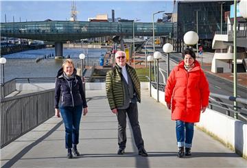 Die Gästeführer Dagmar Riepenhusen (re.), Marlis Hinze und Franz-Eckard Falck plaudern aus dem Nähkästchen. Foto Scheschonka