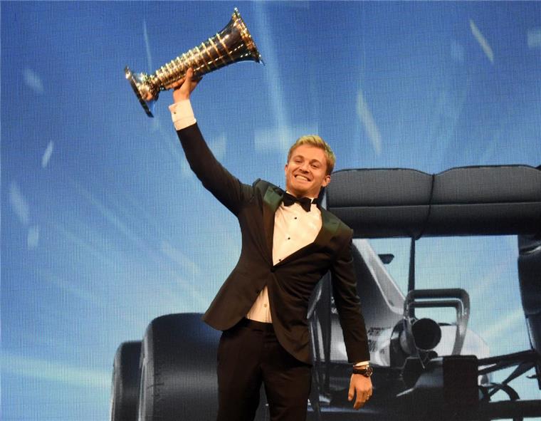 Die Gala in Wien war alleine Nico Rosbergs schillernde Formel-1-Bühne.  Aus den Händen von FIA-Chef Jean Todt nahm der 31-Jährige in der Hofburg den so heiß ersehnten WM-Pokal entgegen, auf dem auch der Name seines Vaters Keke als Champion von 1982 eingraviert ist. 