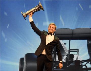 Die Gala in Wien war alleine Nico Rosbergs schillernde Formel-1-Bühne.  Aus den Händen von FIA-Chef Jean Todt nahm der 31-Jährige in der Hofburg den so heiß ersehnten WM-Pokal entgegen, auf dem auch der Name seines Vaters Keke als Champion von 1982 eingraviert ist. 