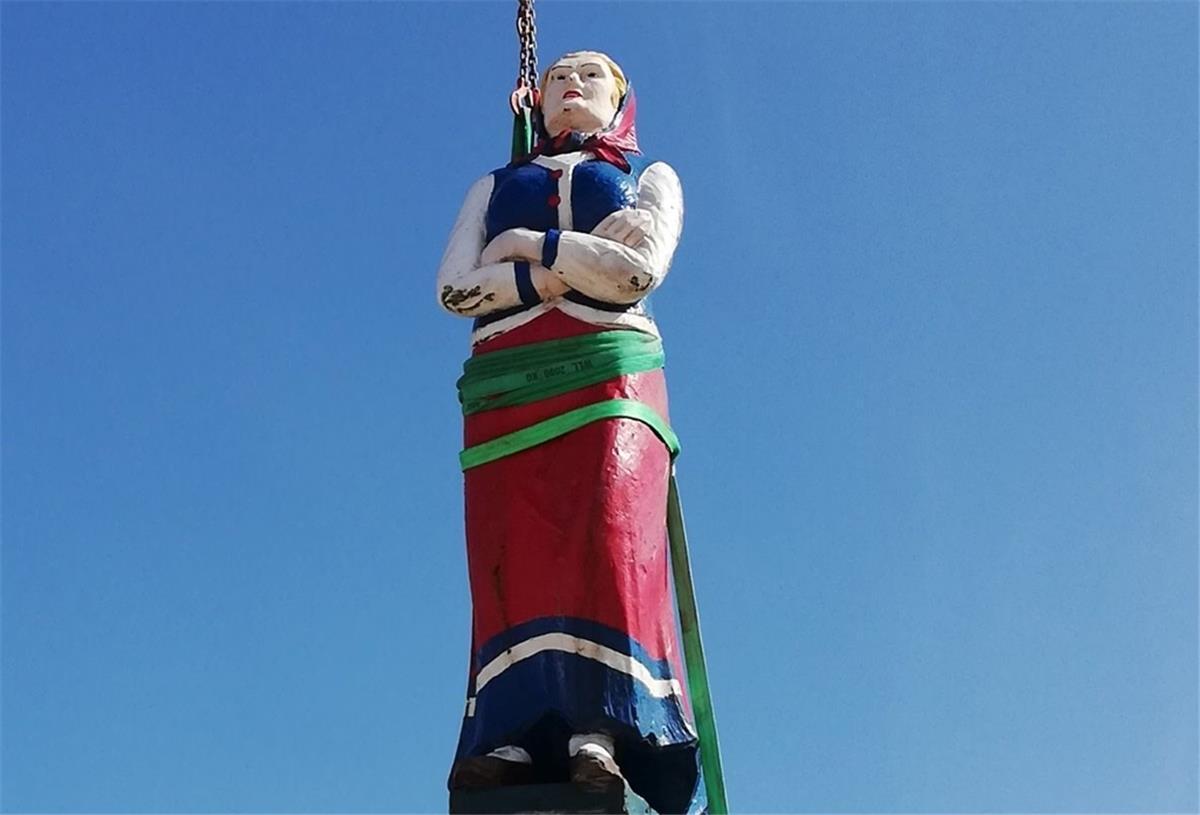 Die Galionsfigur der „Seute Deern“ hängt am Haken.