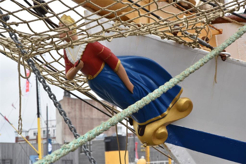 Die Gallionsfiguren an den Segelschiffen sind beliebte Motive beim Seestadtfest ...