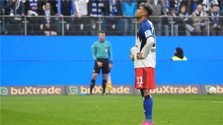 Wolfsburg atmet auf: Niederlagenserie endet beim HSV Die ganze Konzentration nutzte nichts: HSV-Stürmer Ransford Königsdörffer verschoss den Foulelfmeter.