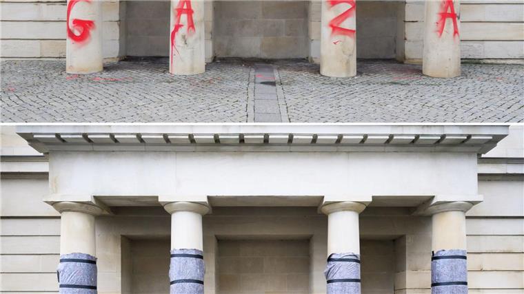Die Gaza-Parolen am Landtag sind teils überdeckt worden.