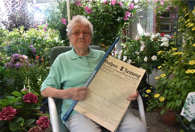 Bremerhavenerin feiert 100. Geburtstag Die gebürtige Hagenerin wird heute 100 Jahre alt. In der Hand hält sie die Ausgabe der Hasper Zeitung vom 18. August 1920 - ihrem Geburtstag. Auf einer der letzten Seiten steht ihre Geburtsanzeige.