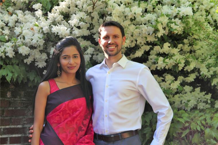 Die gebürtige Inderin Ramya Nair und der gebürtige Russe Sergej Deutsch leben in den USA und feiern nun ihre indische Hochzeit in Nordenham.