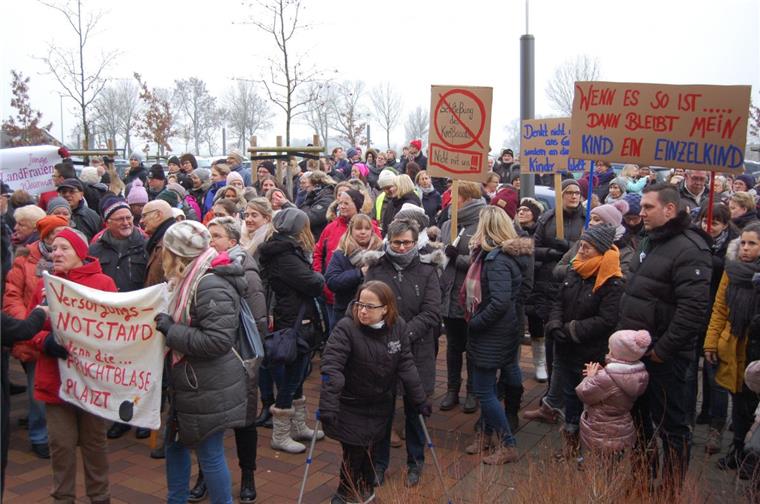Demo in Nordenham: Bürger fordern Erhalt der Geburtshilfe Die Geburtshilfe muss bleiben: Dafür setzen sich die Bürger ein.