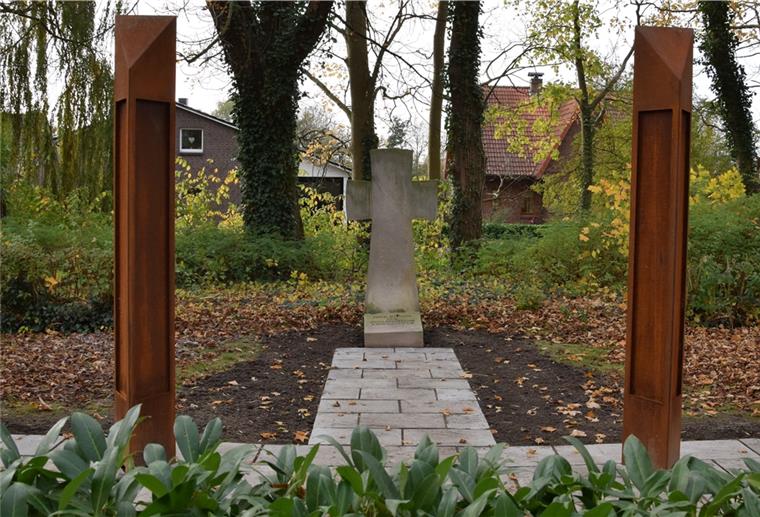 Erinnerung an Kriegstote und Opfer von Gewaltherrschaft Die Gedenkstätte für verstorbene Zwangsarbeiter in Blexen ist neu hergerichtet worden. Auf den Stelen werden alle 154 Namen stehen.