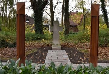 Die Gedenkstätte für verstorbene Zwangsarbeiter in Blexen ist neu hergerichtet worden. Auf den Stelen werden alle 154 Namen stehen.