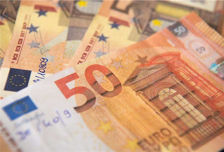 Bremerhaven: Schulkind will mit Kopie eines Geldscheins bezahlen Gefälschte 50-Euro Banknoten liegen auf einem Tisch.