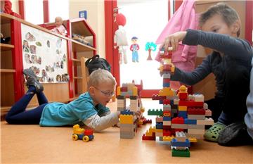 Die Gemeinde erweitert die Betreunngszeit im Kindergarten Gyhum. Dort ist ab 1. August eine Ganztagsbetreuung bis 15 Uhr möglich. Zugleich hebt der Rat die von den Eltern zu zahlenden Betreuungsentgelte mit Beginn des nächsten Kindergartenjahres an – zwischen 14,3 und 18,7 Prozent steigen die Beiträge.