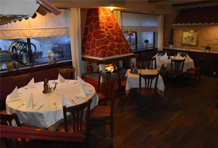 Tische in einem Restaurant
