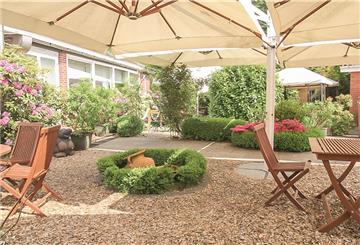 Die gemütliche und schattige Terrasse beim Tafelhof Sellstedt lädt zum Verweilen ein.
