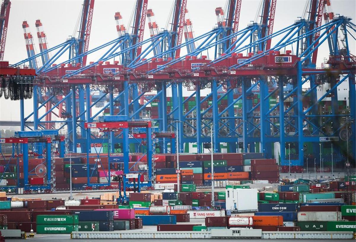 Die Geschäftsaussichten der Unternehmen der maritimen Wirtschaft in Deutschland haben sich einer Umfrage zufolge leicht aufgehellt. 