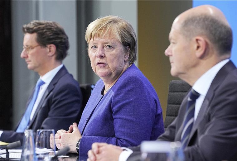 Ministerpräsidenten beraten mit Merkel und Scholz Die geschäftsführende Bundeskanzlerin Angela Merkel (CDU) und Olaf Scholz (rechts, SPD), beraten sich mit den Ministerpräsidenten um Nordrhein-Westfalens Hendrik Wüst (CDU).