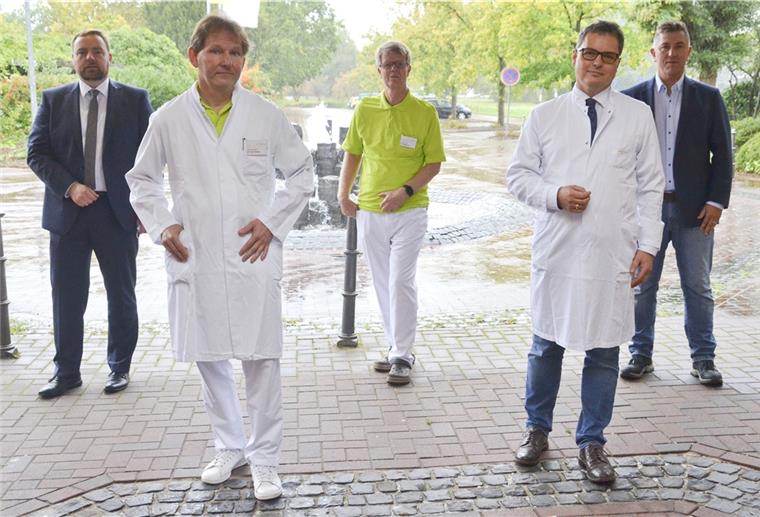 Bremervörde: Neuer Chefarzt für Kardiologie und Innere Medizin Die Geschäftsführer der Ostemed Kliniken, Rainer Röhrs (links) und Siegried Ristau (rechts), nehmen die Chefärzte in ihre Mitte: (von links) Dr. Axel Franzen, Chefarzt der Klinik für Innere Medizin – Fachbereich Gastroenterologie, Dr. Jürgen Bittersohl, Ärztlicher Direktor der OsteMed Kliniken, und Dr. Sebastian A. Philipp, Chefarzt der Klinik für Innere Medizin – Fachbereich Kardiologie.