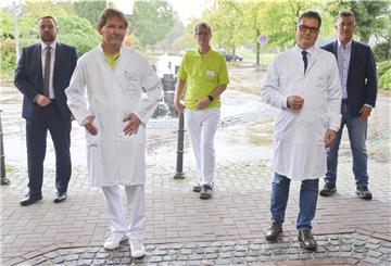 Die Geschäftsführer der Ostemed Kliniken, Rainer Röhrs (links) und Siegried Ristau (rechts), nehmen die Chefärzte in ihre Mitte: (von links) Dr. Axel Franzen, Chefarzt der Klinik für Innere Medizin – Fachbereich Gastroenterologie, Dr. Jürgen Bittersohl, Ärztlicher Direktor der OsteMed Kliniken, und Dr. Sebastian A. Philipp, Chefarzt der Klinik für Innere Medizin – Fachbereich Kardiologie.