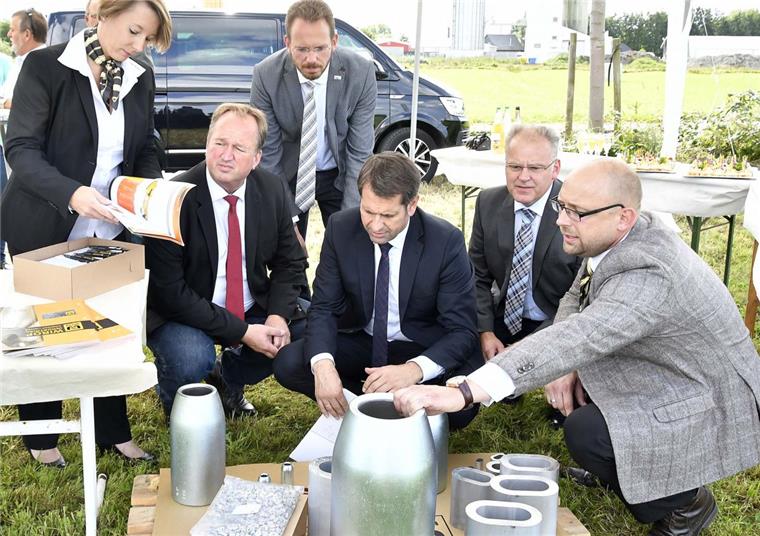 255.000 Euro Fördermittel: Unternehmen zieht aus Bremerhaven ins Cuxland Die Geschäftsführer von Wirop Europe GmbH Marcus Jauch (rechts) und Tanja da Silva Marquez (links) zeigten Wirtschaftsminister Olaf Lies (Mitte) die imposanten Pressklemmen. Landtagsabgeordneter Uwe Santjer (SPD, 2.v.l.), Parteikollegen Jan Tiedemann (2.v.r) und Bürgermeister Marcus Itjen (hinten) freuten sich über die Neuansiedlung in Dorum.