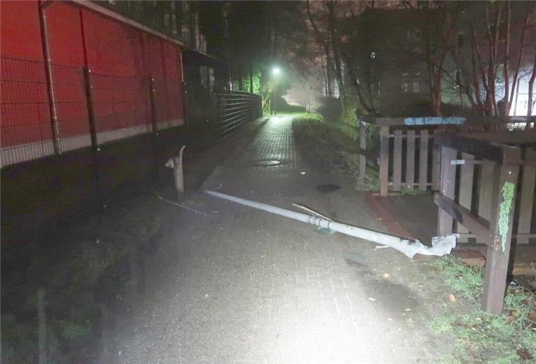 Delmenhorst: Unbekannte sprengen Straßenlaterne Laterne liegt am Boden