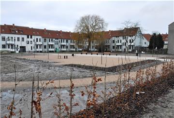Die Gestaltung der neuen Parkanlage an der Niedersachsenstraße ist fast abgeschlossen. Im Hintergrund sind die Gebäude an der Friesenstraße zu sehen.