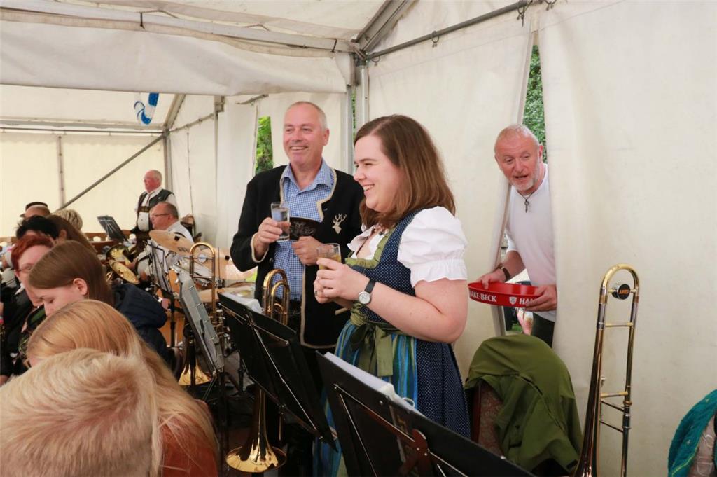 Die Getränke wurden von hinten auf die Bühne gereicht. Bayernfest in Wittstedt. ...