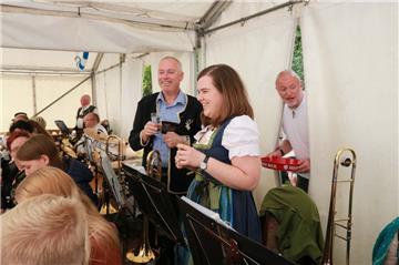 Die Getränke wurden von hinten auf die Bühne gereicht. Bayernfest in Wittstedt. ...