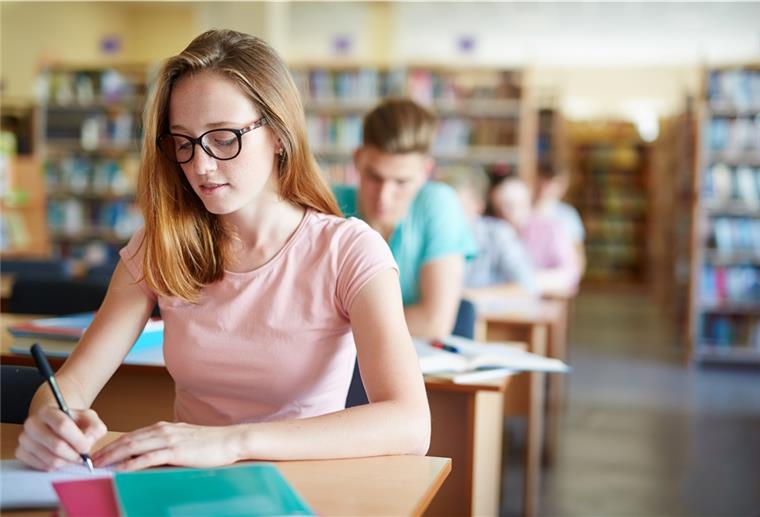 GEW fordert Absage der Abschlussprüfungen Die GEW fordert, dass für dieses Schuljahr alle Prüfungen außer dem Abitur abgesagt werden. Es können nicht alle Schutzmaßnahmen gewährleistet werden.