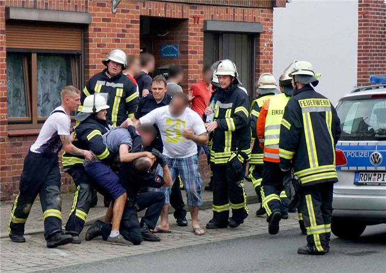 Die Gewalt gegen Feuerwehrleute, Polizisten und Rettungskräfte - wie hier in Bremervörde - nimmt zu. 