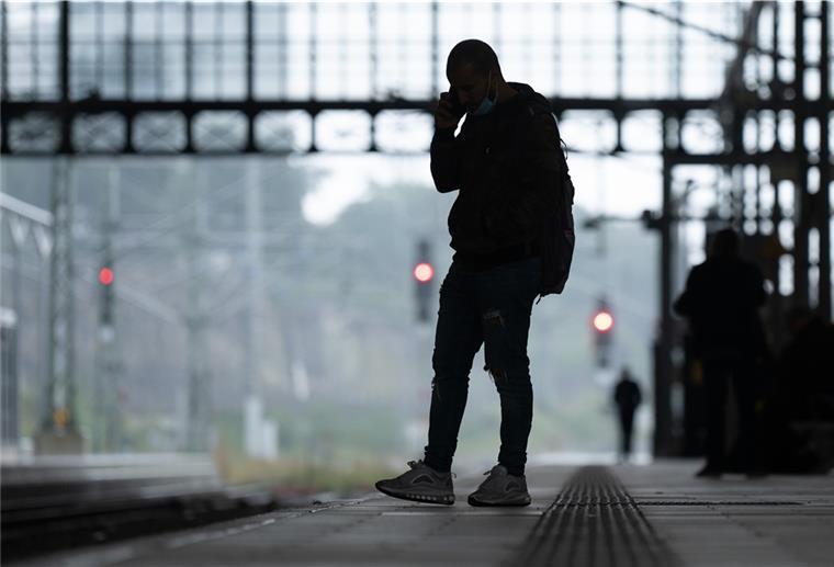 GDL-Streik im Personenverkehr startet in der Nacht Ein Mann steht im Dresdner Hauptbahnhof auf einem leeren Bahnsteig.