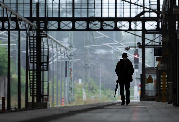 Bahn legt GDL ein neues Angebot vor Die Gewerkschaft Deutscher Lokomotivführer (GDL) hat den dritten Streik innerhalb weniger Wochen angekündigt.